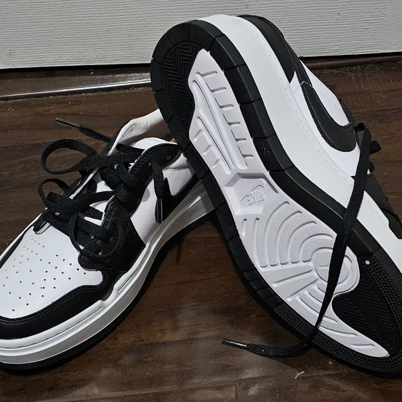 Stylish Black and White Men's Sneakers - Picture 3 of 4